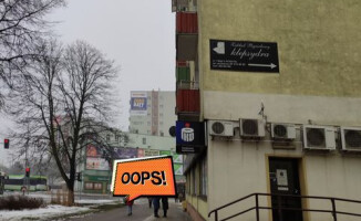 Po dobudowanych daszkach osuwał się śnieg i lód