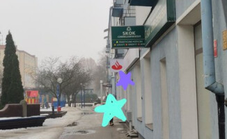 Po dobudowanych daszkach osuwał się śnieg i lód