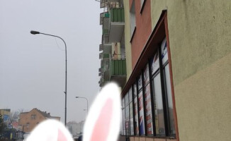 Po dobudowanych daszkach osuwał się śnieg i lód