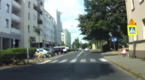 Dzieci na rowerkach omal nie doprowadziły do wypadku  - grafika