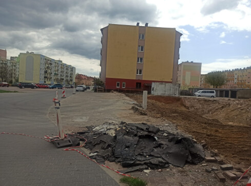Wielka dziura na Górnym w Pile. Niezabezpieczony plac budowy  - grafika
