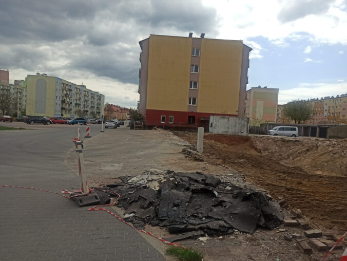 Wielka dziura na Górnym w Pile. Niezabezpieczony plac budowy  - grafika