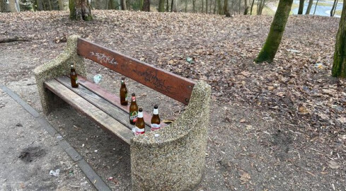 Park na Górnym zamienia się w... śmietnik  - grafika