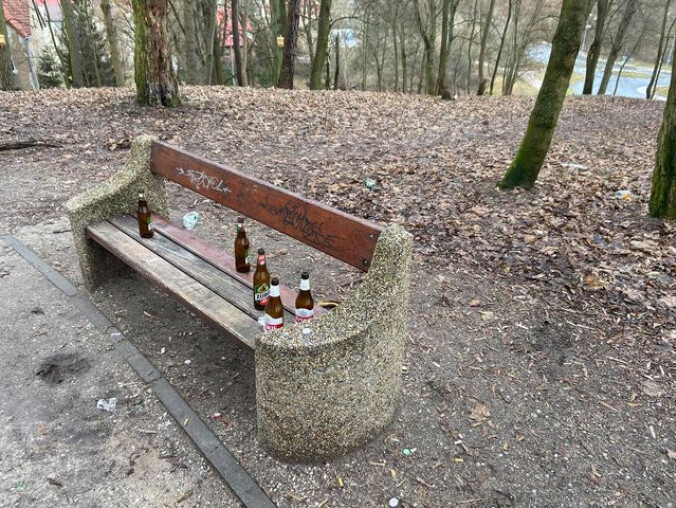 Park na Górnym zamienia się w... śmietnik  - grafika