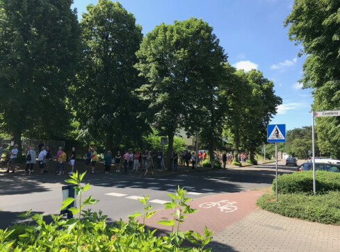Dantejskie sceny w kolejce do szczepienia  - grafika