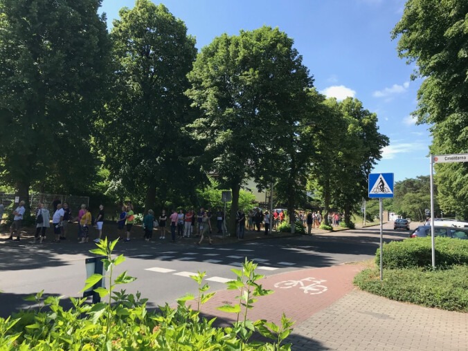 Dantejskie sceny w kolejce do szczepienia  - grafika