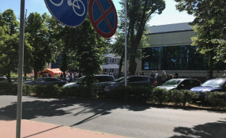 Dantejskie sceny w kolejce do szczepienia 