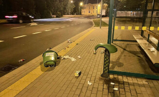 Wandal zniszczył kosz na śmieci