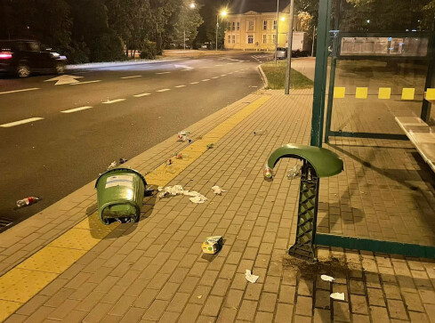 Wandal zniszczył kosz na śmieci - grafika
