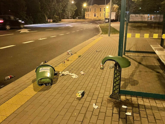 Wandal zniszczył kosz na śmieci - grafika