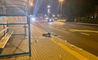Wandal zniszczył kosz na śmieci