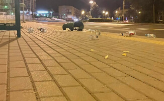 Wandal zniszczył kosz na śmieci