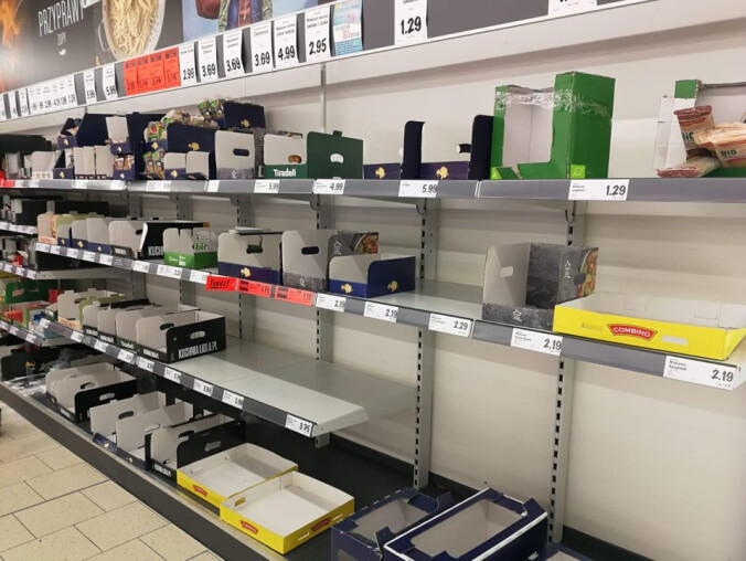 Czytelnicy przysyłają zdjęcia pustych półek w pilskich sklepach  - grafika