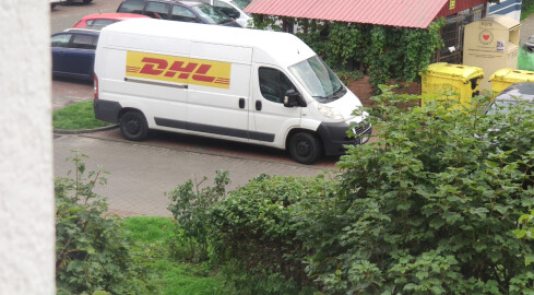 "Mistrzyni parkowania". Bus zajął trzy miejsca na parkingu  - grafika