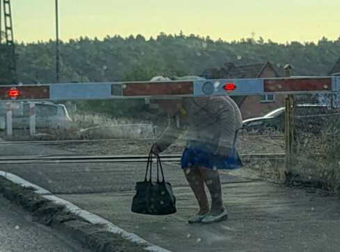 Przeszła pod szlabanem tuż przed lokomotywą  - grafika