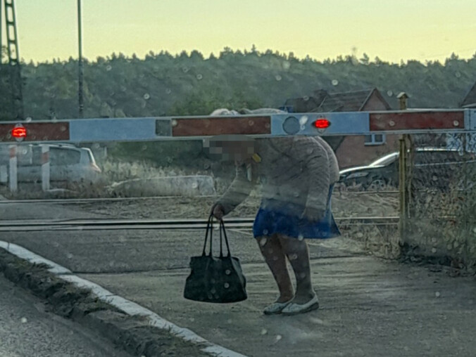 Przeszła pod szlabanem tuż przed lokomotywą  - grafika