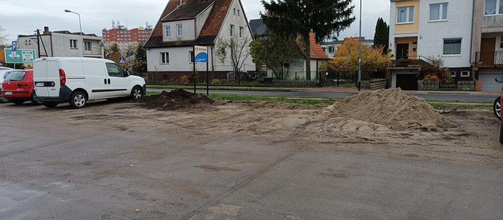 Pozostałości po remoncie blokują parking