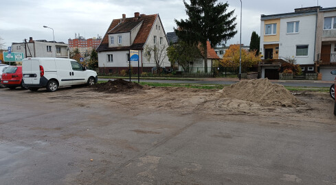 Pozostałości po remoncie blokują parking - grafika