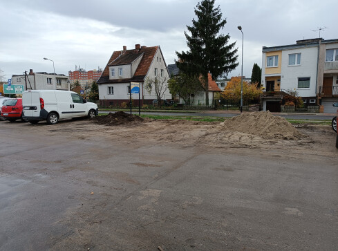 Pozostałości po remoncie blokują parking - grafika