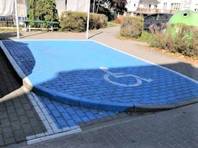 Miejsce postojowe dla niepełnosprawnych... z krawężnikiem  - grafika