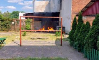 Spalone ciało mężczyzny pod wiatą w centrum Piły 