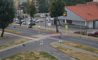 Kierowcy wycofując się z parkingu wjeżdżają w słup 