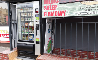 Automat z... robakami przy pilskim blaszaku 