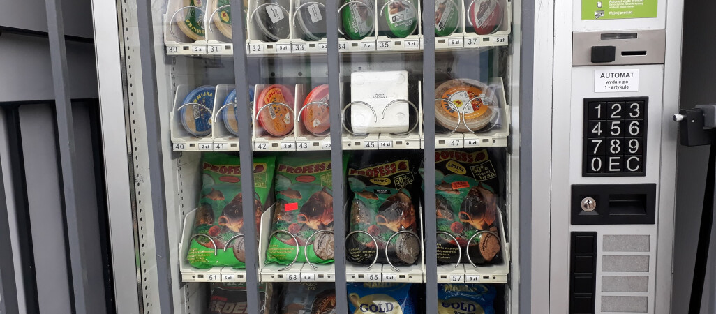 Automat z... robakami przy pilskim blaszaku 