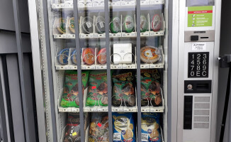 Automat z... robakami przy pilskim blaszaku 