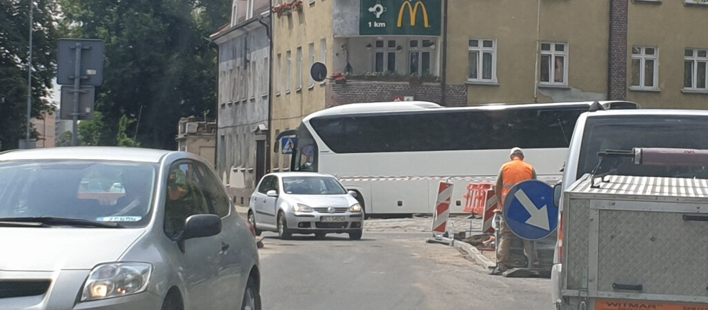 Za ciasne rondo? Autobusy urywają tam lusterka