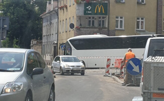 Za ciasne rondo? Autobusy urywają tam lusterka