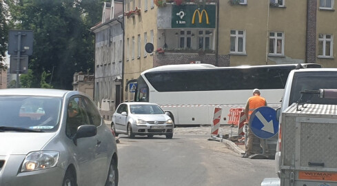 Za ciasne rondo? Autobusy urywają tam lusterka - grafika