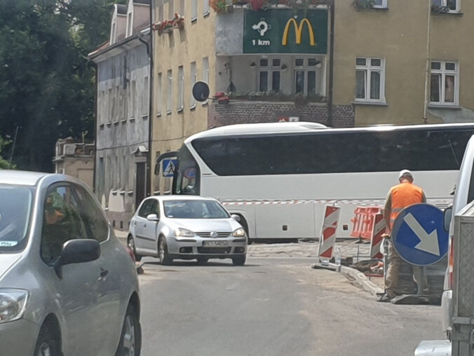 Za ciasne rondo? Autobusy urywają tam lusterka - grafika