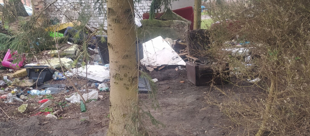 Śmieci przy Sikorskiego w Pile 