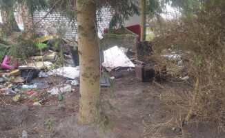Śmieci przy Sikorskiego w Pile 