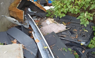 Śmieci za przychodnią na al. Wojska Polska w Pile 