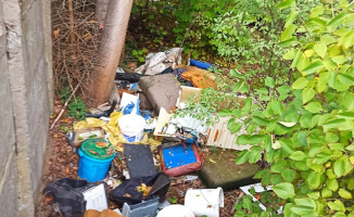 Śmieci za przychodnią na al. Wojska Polska w Pile 