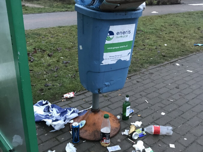 Przepełniony śmietnik. Krajobraz na Zielonej Dolinie w Pile  - grafika