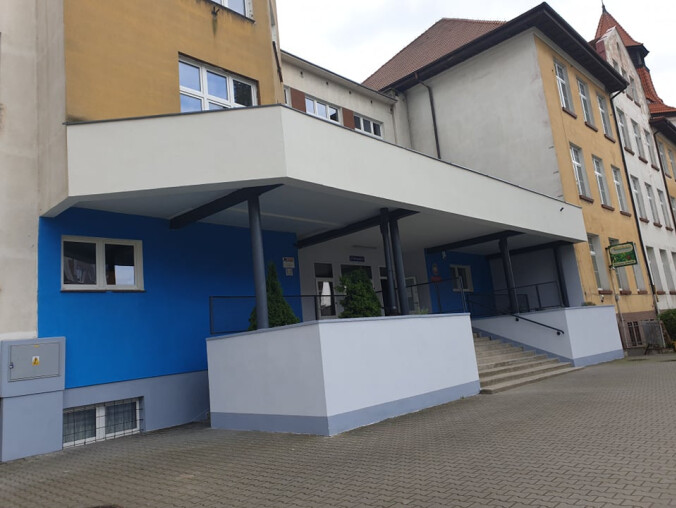 Kolorystyka SP nr 2 w Pile wzbudza mieszane odczucia  - grafika