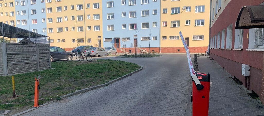 Przejechał przez szlaban... 