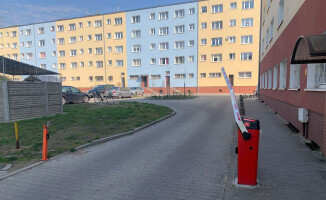 Przejechał przez szlaban... 