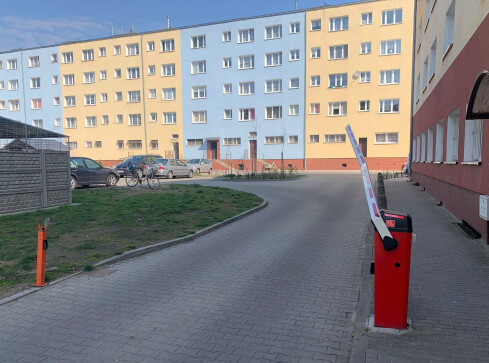 Przejechał przez szlaban...  - grafika