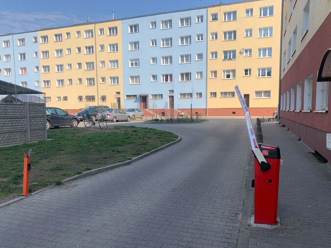 Przejechał przez szlaban...  - grafika