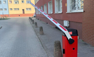 Przejechał przez szlaban... 