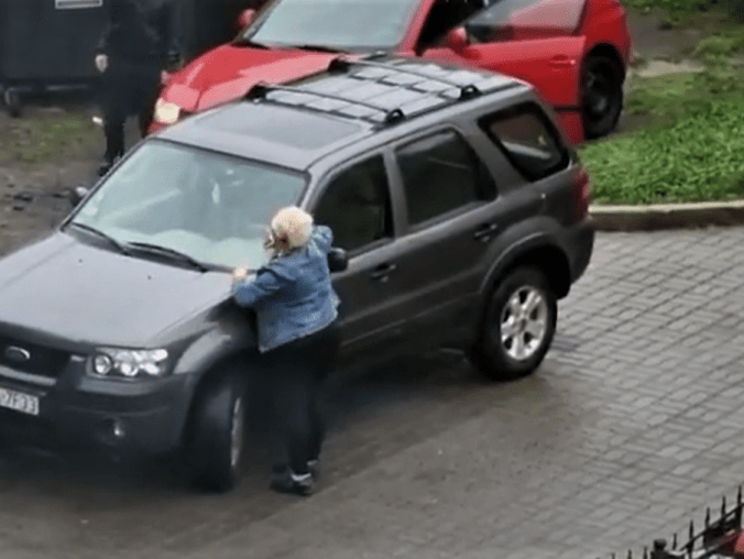 Szminką po szybie. Odwet za zablokowanie auta - grafika