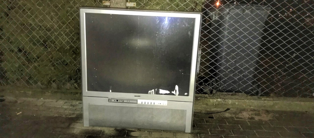 Telewizor pod płotem na jednym z pilskich osiedli 