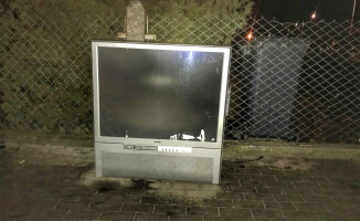 Telewizor pod płotem na jednym z pilskich osiedli 