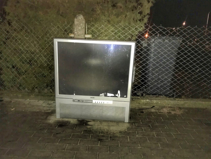 Telewizor pod płotem na jednym z pilskich osiedli  - grafika