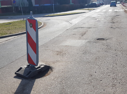 Mieszkańcy skarżą się na dziurawą ul. Złotą w Pile - grafika