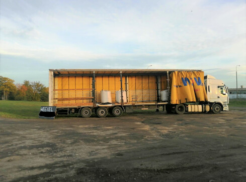 Węgiel w workach prosto z ciężarówki. Taka akcja w Pile  - grafika